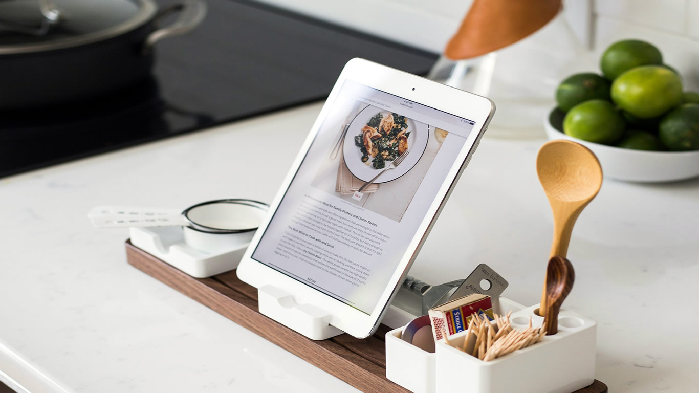 Cocina de hogar con una tablet mostrando una receta